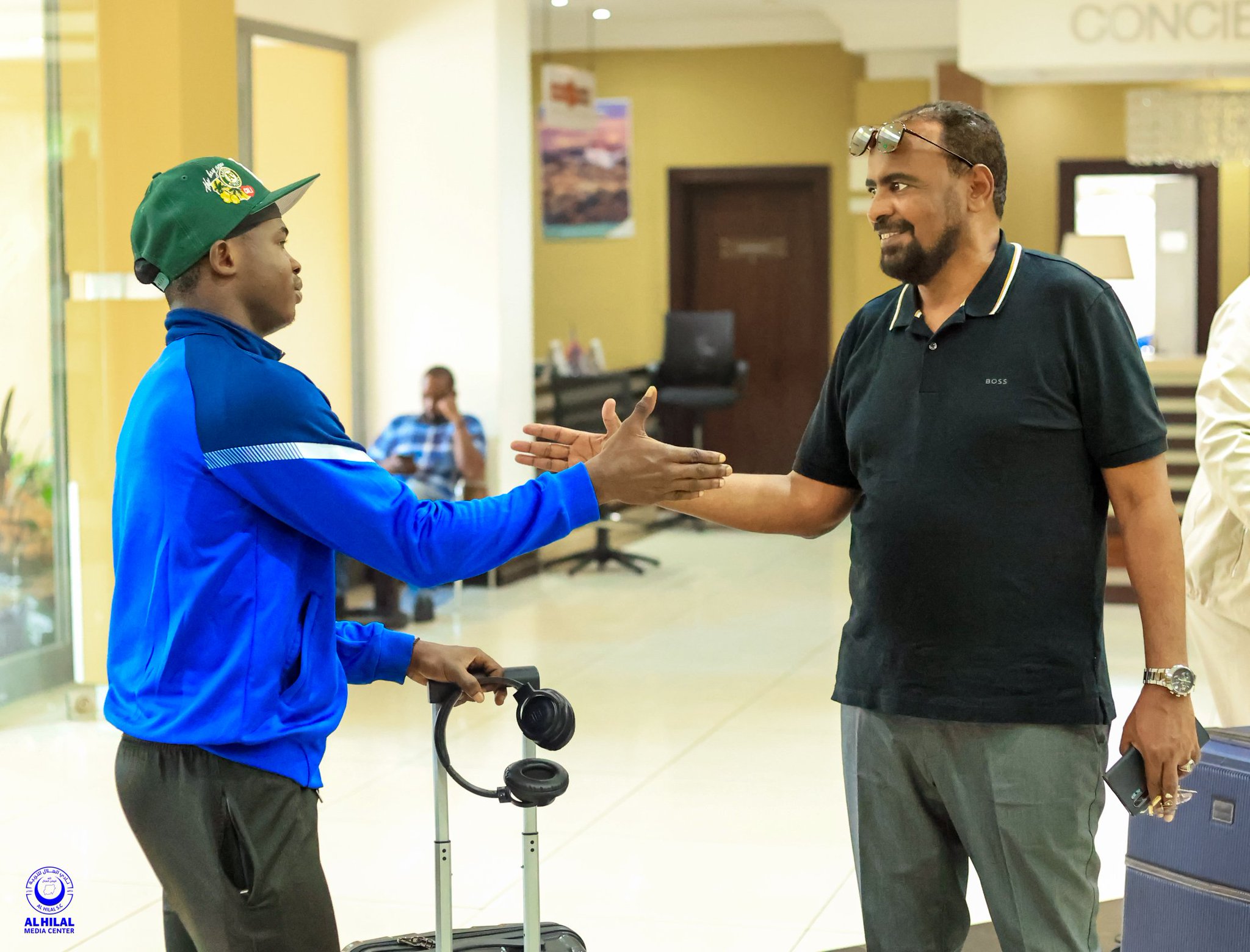 مساعد رئيس نادي الهلال يستقبل البعثة