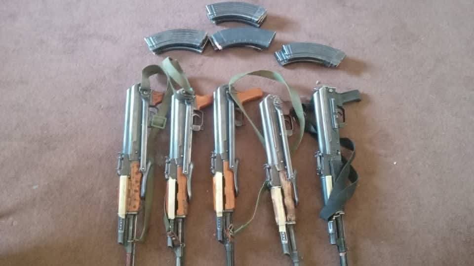 ضبط (8) متهمين بحوزتهم (5) بنادق كلاشنيكوف و(8) خزائن ذخيرة