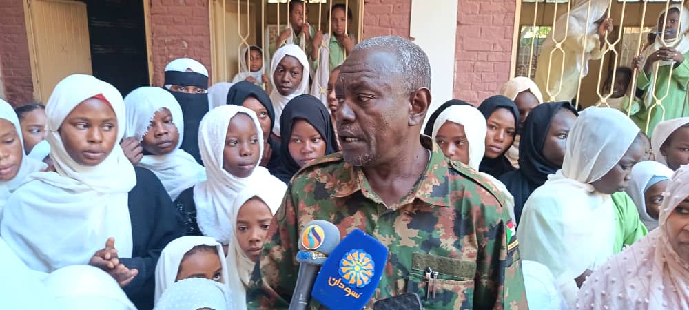 والي الخرطوم يتفقد المدارس بحي كوبر 