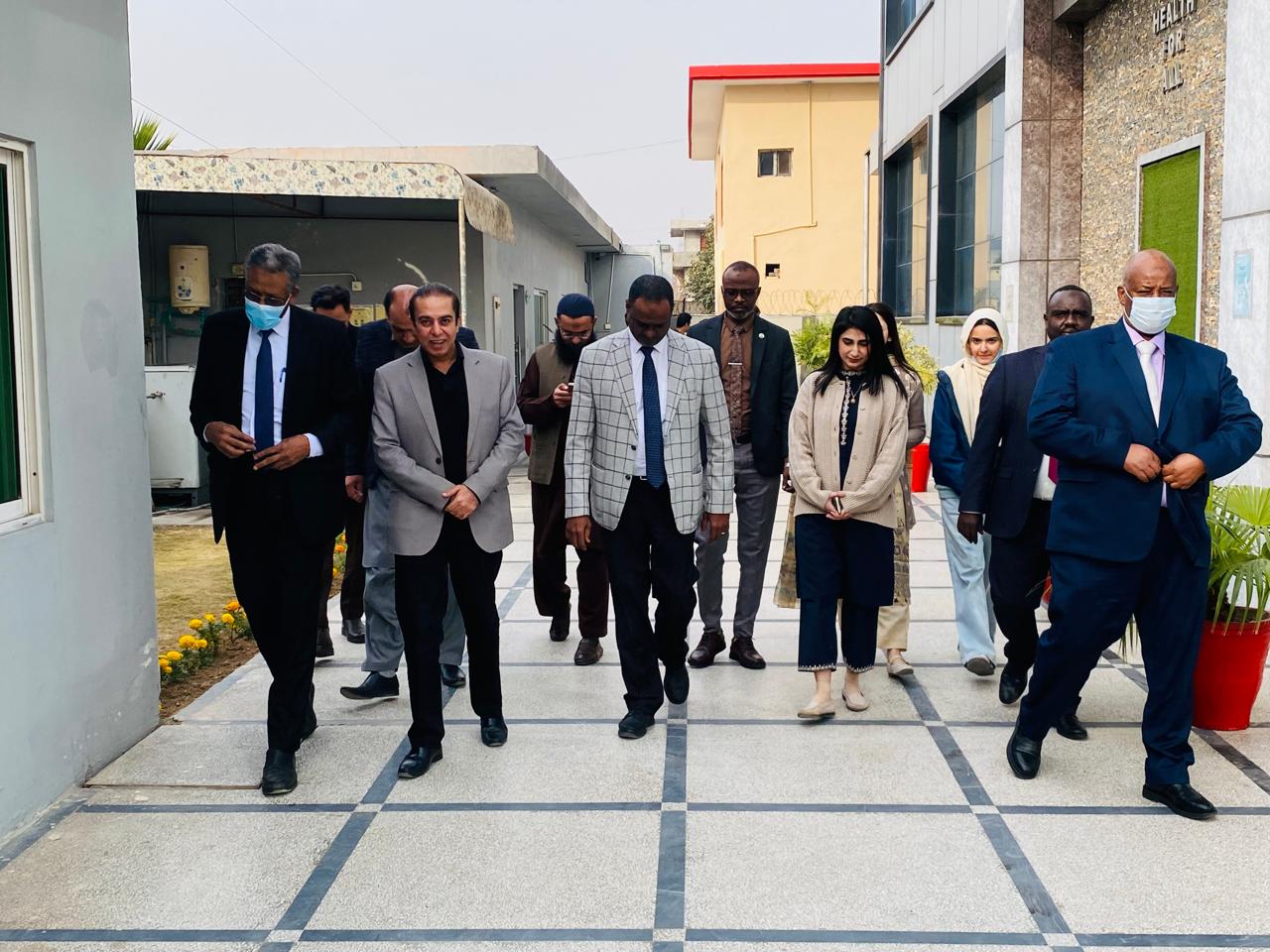 زيارة للكلية الجراحية والأطباء الباكستانية 