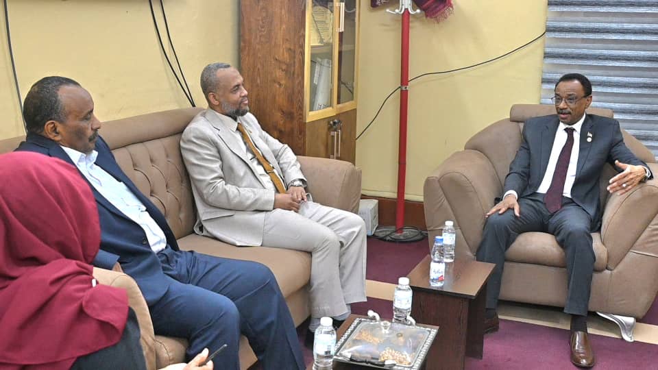 تنفيذ المشاريع المشتركة وتبادل الخبرات بين المؤسسات الأكاديمية والصحية 