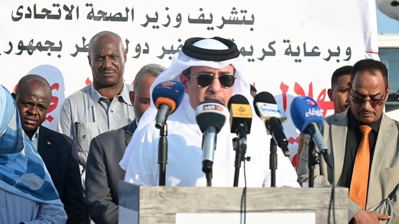 السفير القطري بالسودان يتحدث خلال مراسم استلام ماكينات غسيل الكلي 
