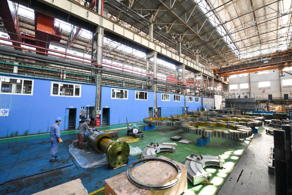 شركة هاربين المحدودة للآلات الكهربائية التابعة لشركة مجموعة هاربين للكهرباء في مدينة هاربين، حاضرة مقاطعة هيلونغجيانغ بشمال شرقي الصين. (شينخوا)