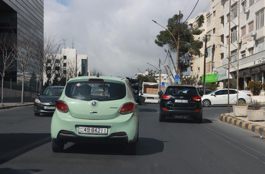 في الصورة الملتقطة يوم 9 مارس 2024، سيارة كهربائية صينية من طراز شانجان تسير على أحد الطرق في العاصمة الأردنية عمّان.(شينخوا)