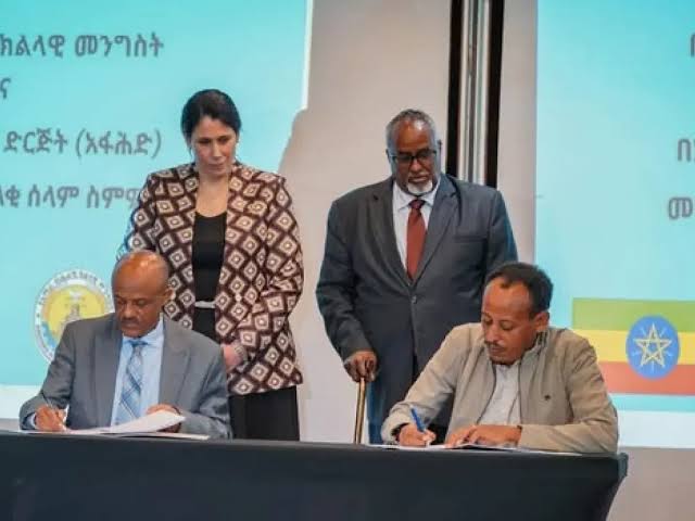 ممثلا حكومة إقليم أمهرا وحركة فانو الشعبية خلال مراسم توقيع الاتفاق 
