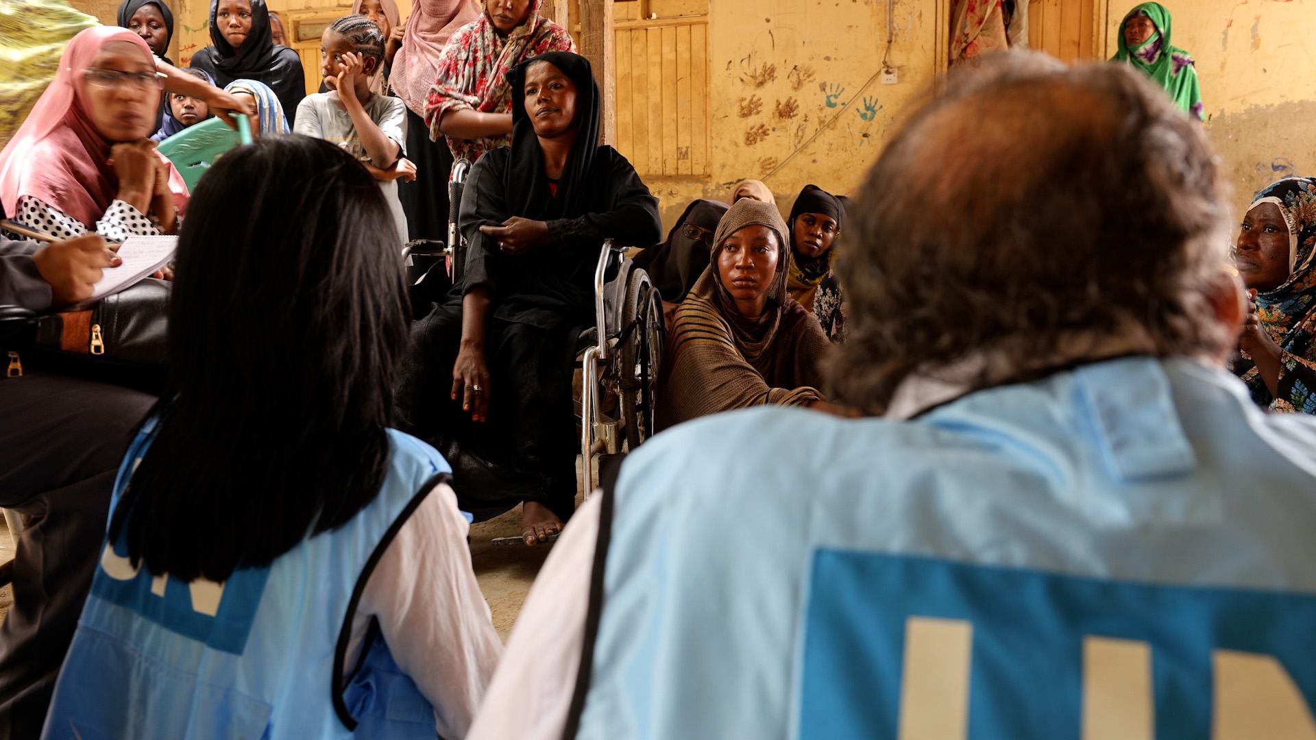 فريق مكتب حقوق الإنسان في السودان يستمع إلى نساء سودانيات.