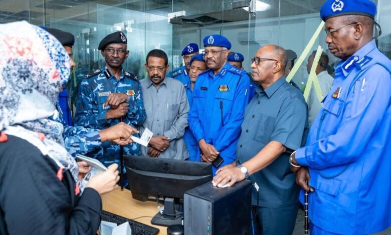 والي البحر الأحمر يتفقد مركز بيانات الجوازات والسجل المدني