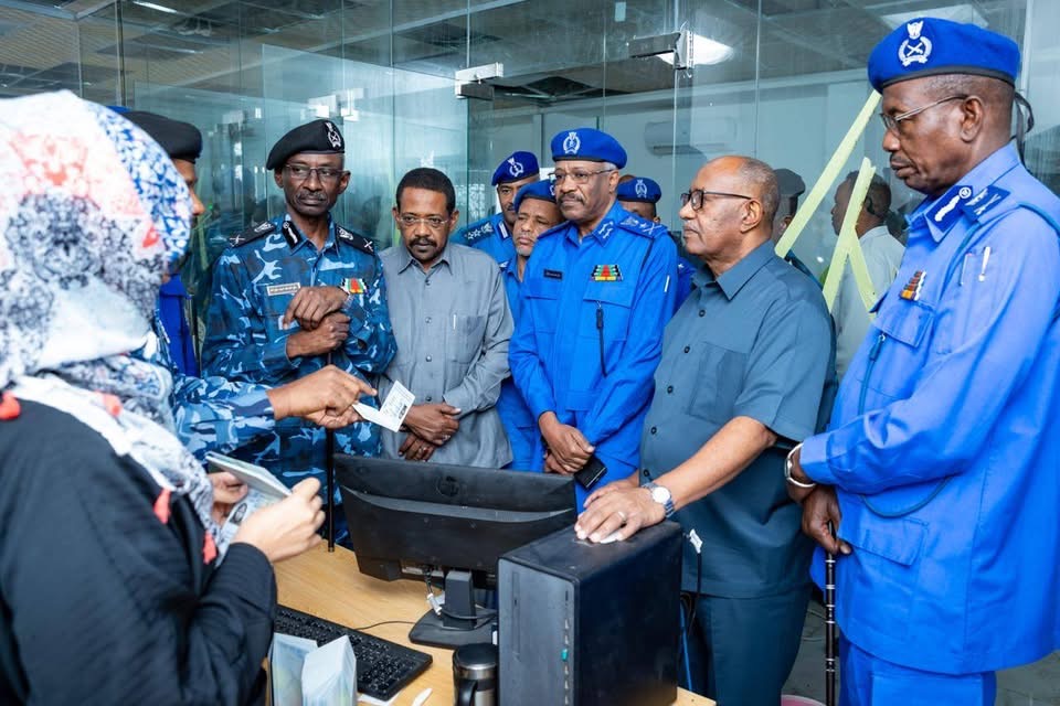 والي البحر الأحمر يتفقد مركز بيانات الجوازات والسجل المدني