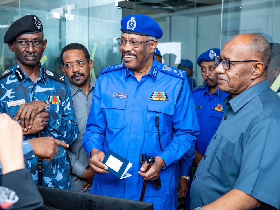 والي البحر الأحمر وقيادات شرطية 