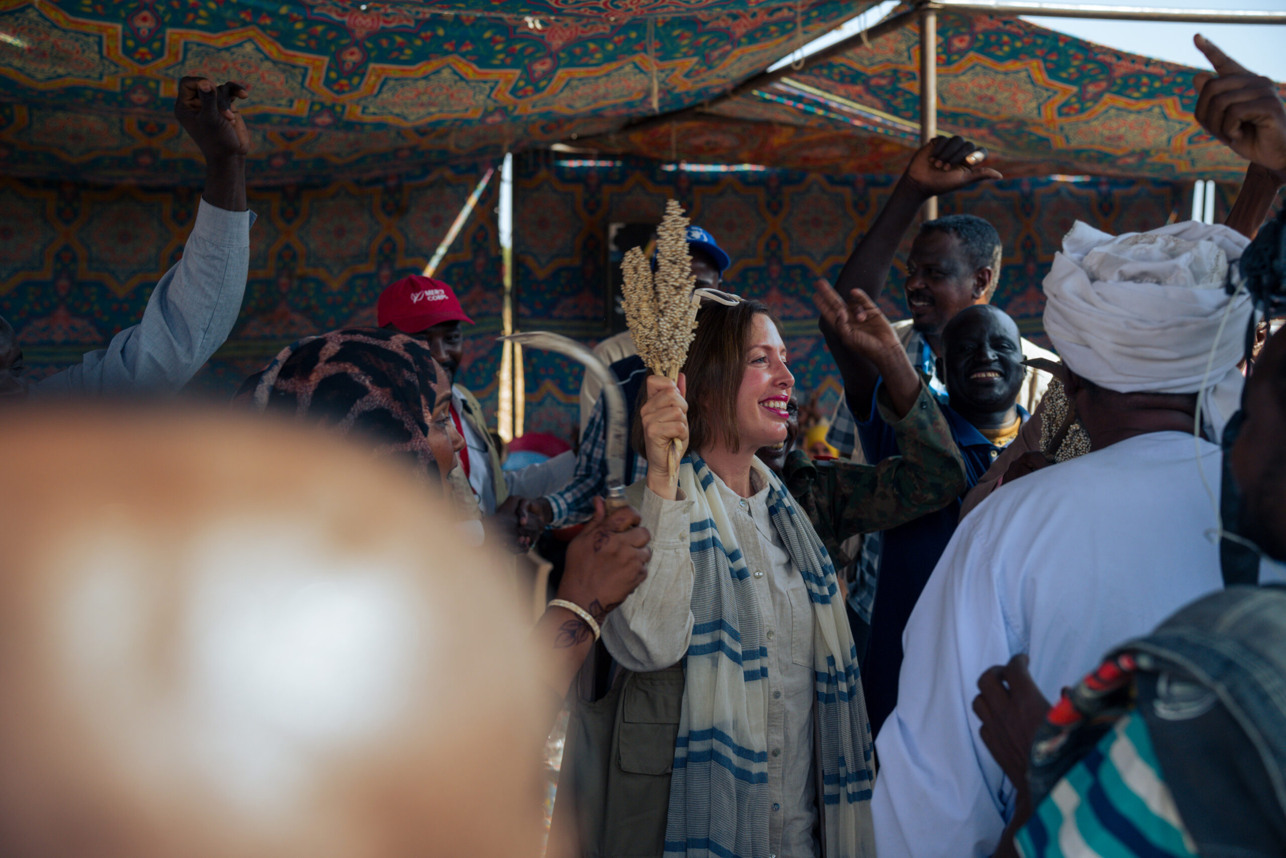 مسؤولة برنامج الأغذية العالمي ترفع سنابل الذرة الرفيعة 