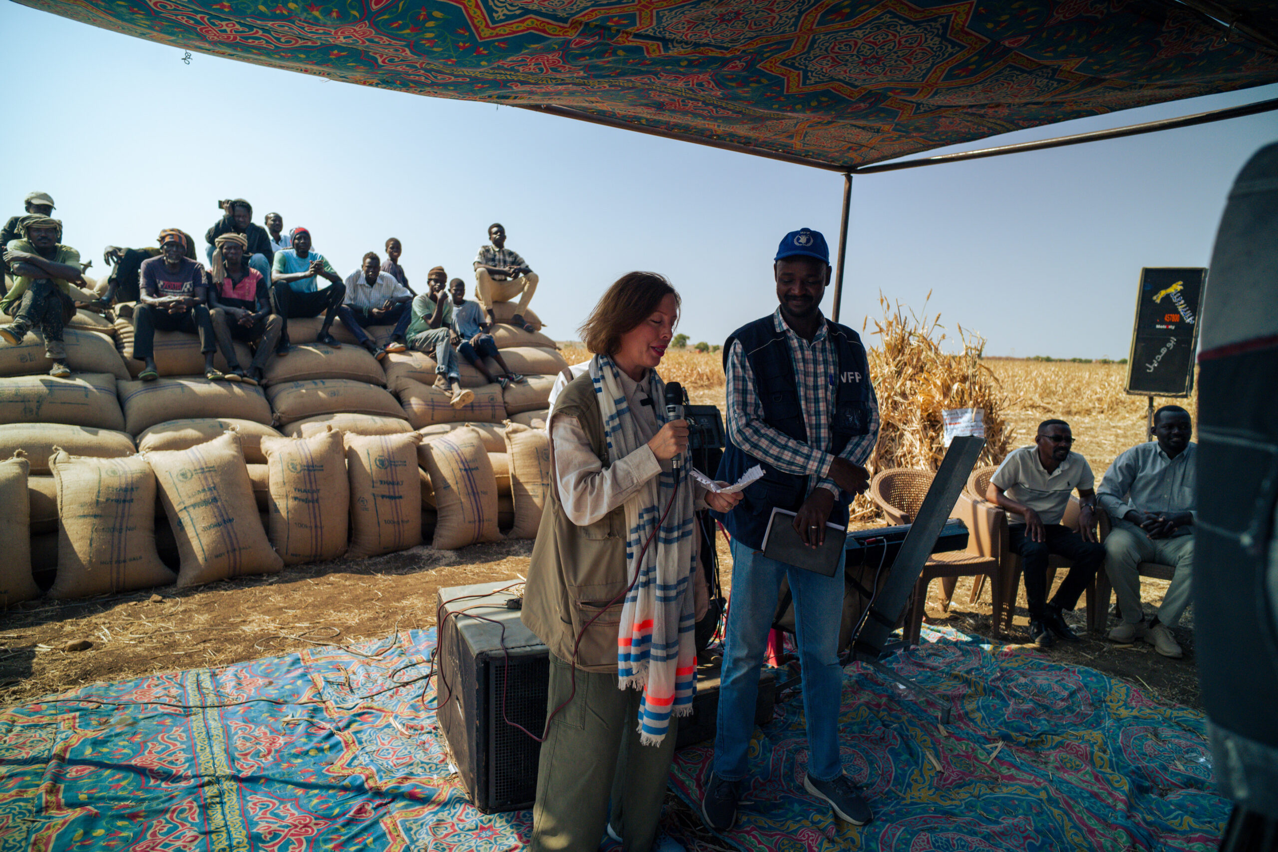 مسؤولة من برنامج الأغذية العالمي تشارك في احتفال بمناسبة بدء الحصاد 