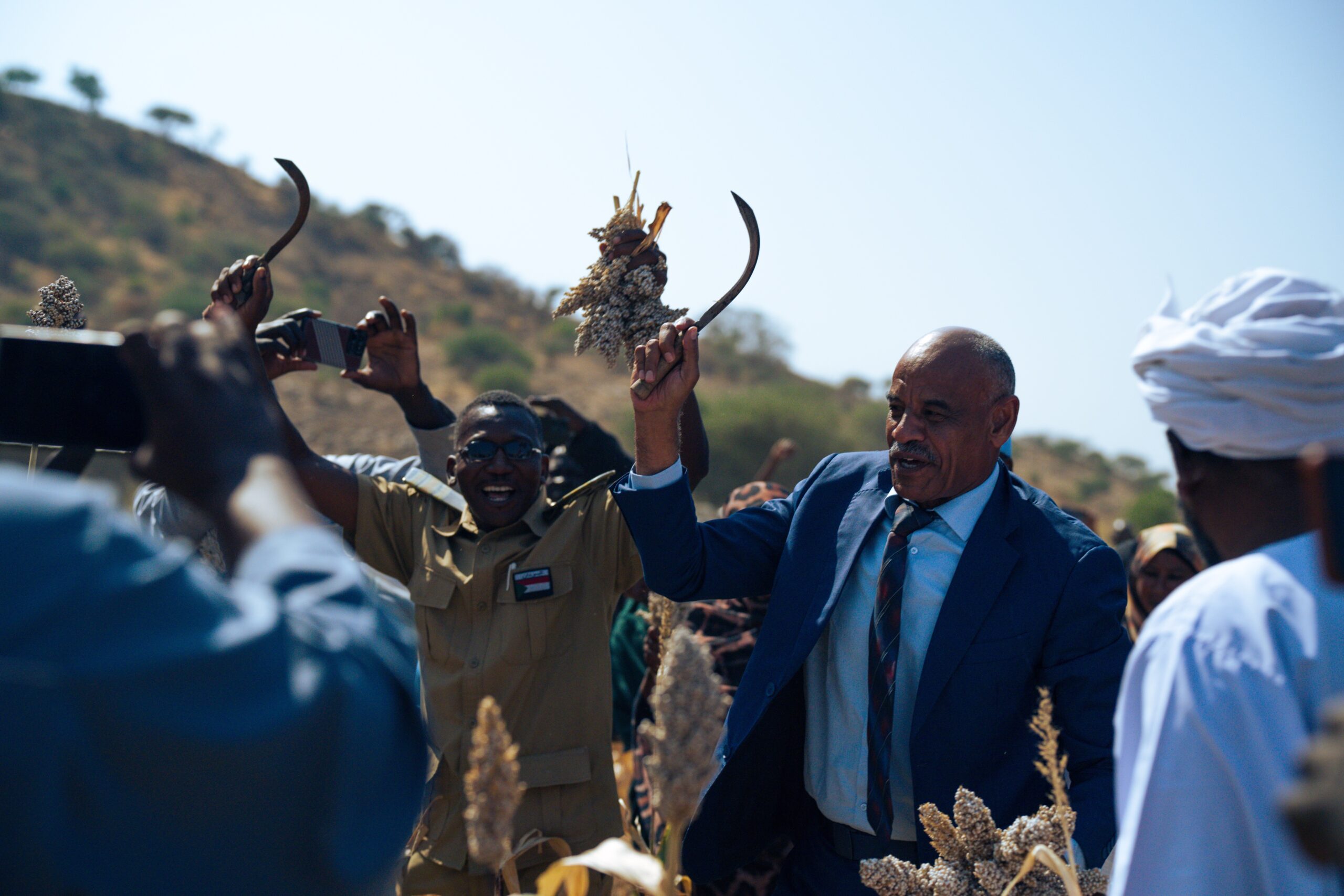 مسؤول محلي بمنطقة ود الحليو يشارك في عمليات الحصاد 