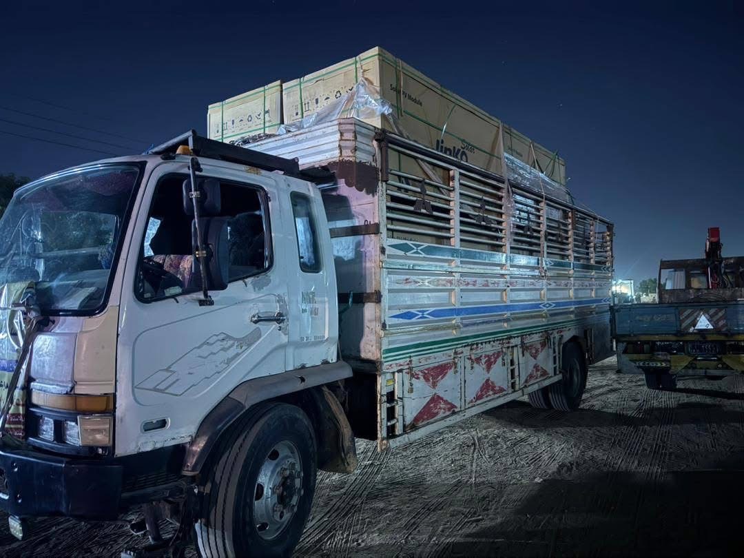 شاحنة تحمل وحدات طاقة شمسية