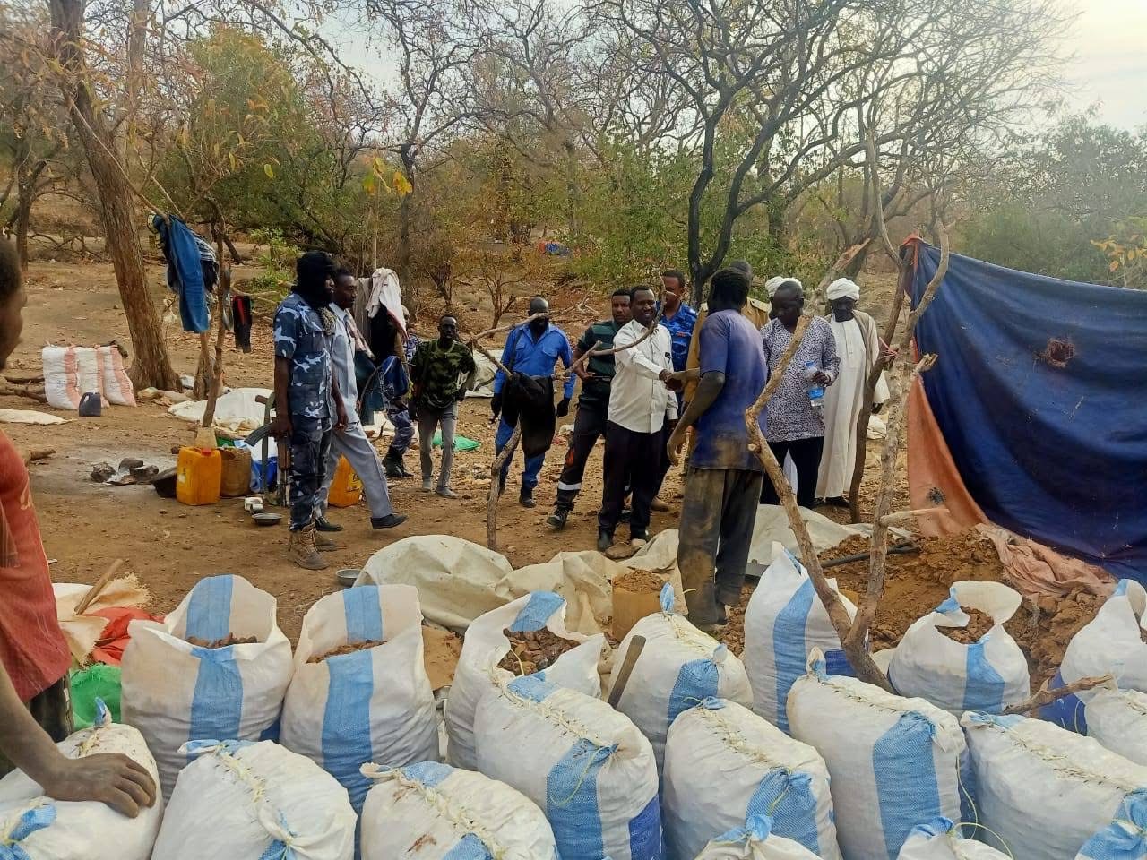 عمال بالمنجم