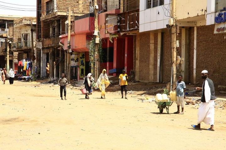 (وسائط متعددة) تقرير سنوي: السودان في 2025: عام انقلاب الموازين وتعثر السلام وتفاقم الكارثة الإنسانية 2 في الصورة الملتقطة يوم 3 يوليو 2025، الناس في شارع في مدينة أم درمان، شمال الخرطوم، السودان. (شينخوا)