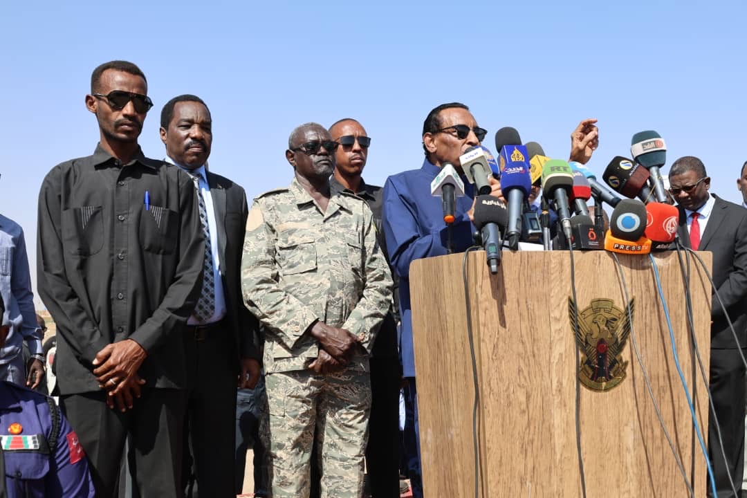 كامل ادريس يخاطب حشدا جماهيريا بالخرطوم بحري