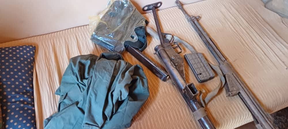 ضبط أسلحة وذخائر وأزياء عسكرية وأدوات مكتبية