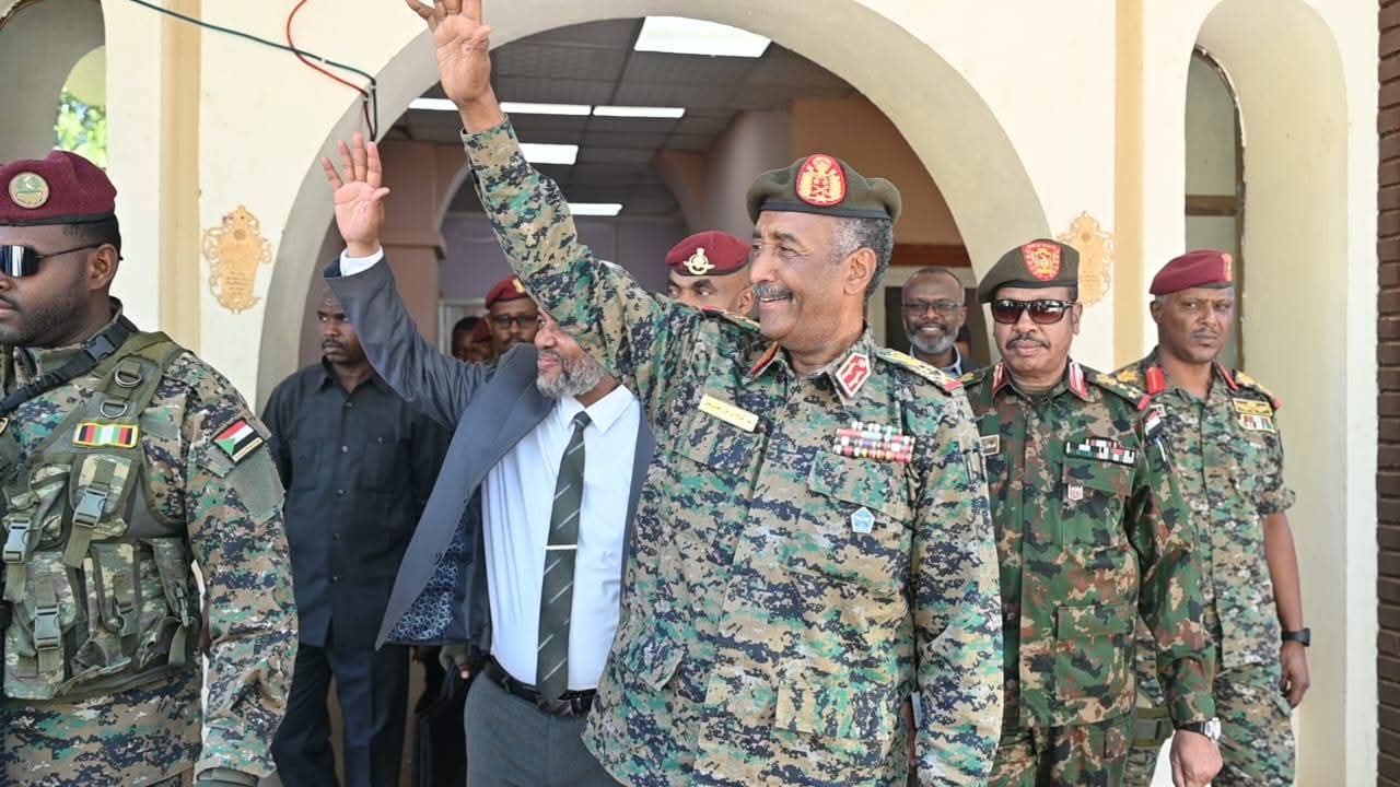 استقبال حافل للقائد البرهان بمقر وزارة الصحة الاتحادية 