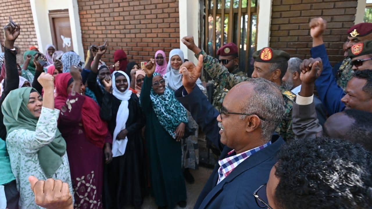 البرهان يشيد  بالعاملين في الوزارة وكل الكوادر الطبية