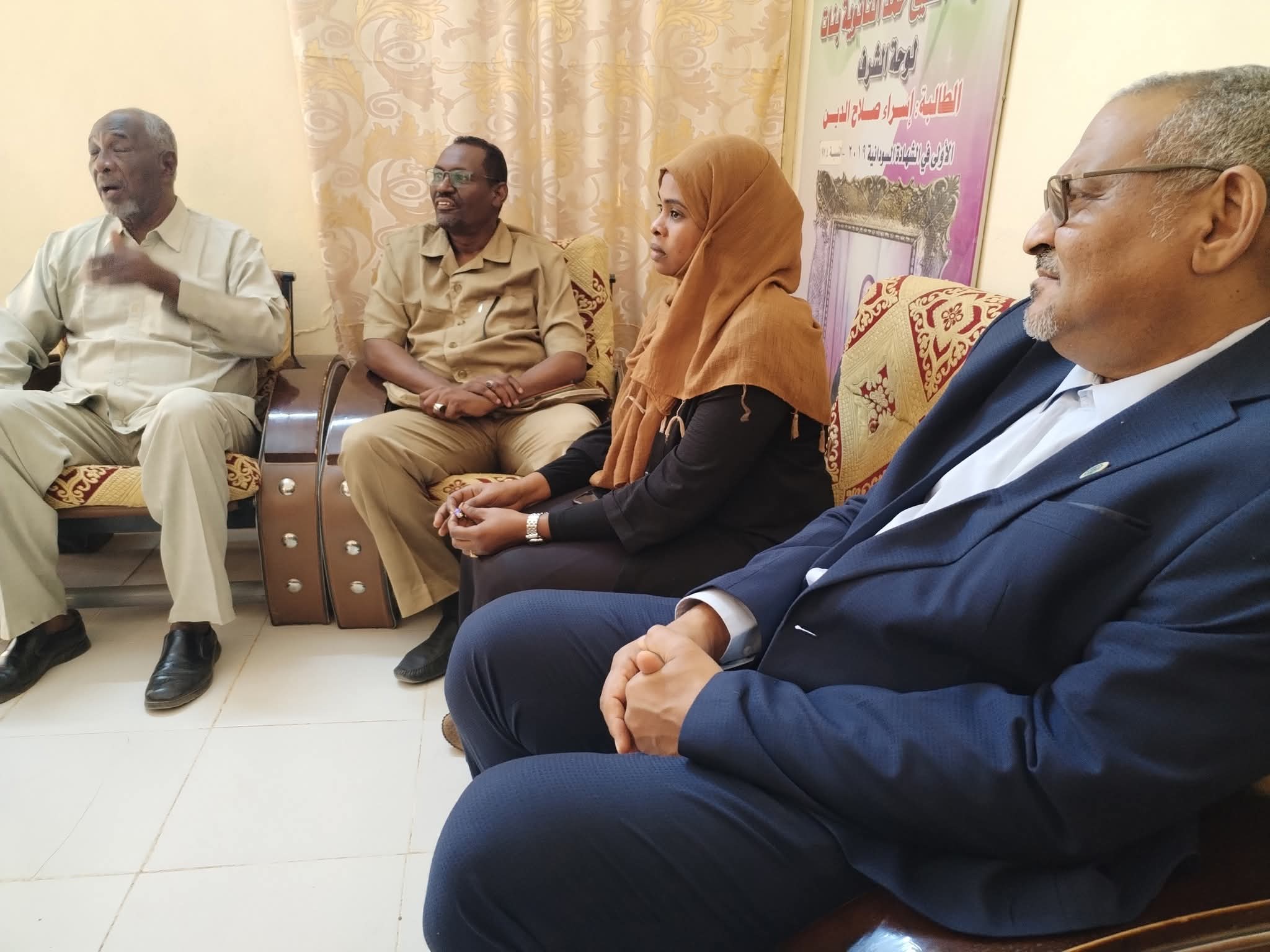 تخصيص منح دراسية للطلاب الحاصلين على المراكز ضمن المائة الأوائل