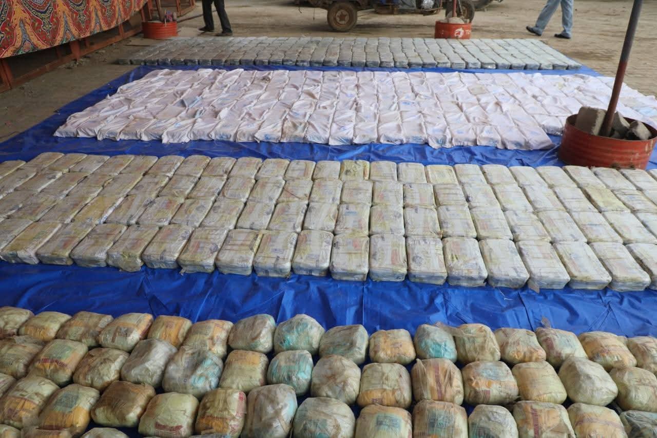 ضبط (493) كيلوغرامًا من مخدر الآيس كريستال، و(100) كيلوغرام من مخدر الهيروين