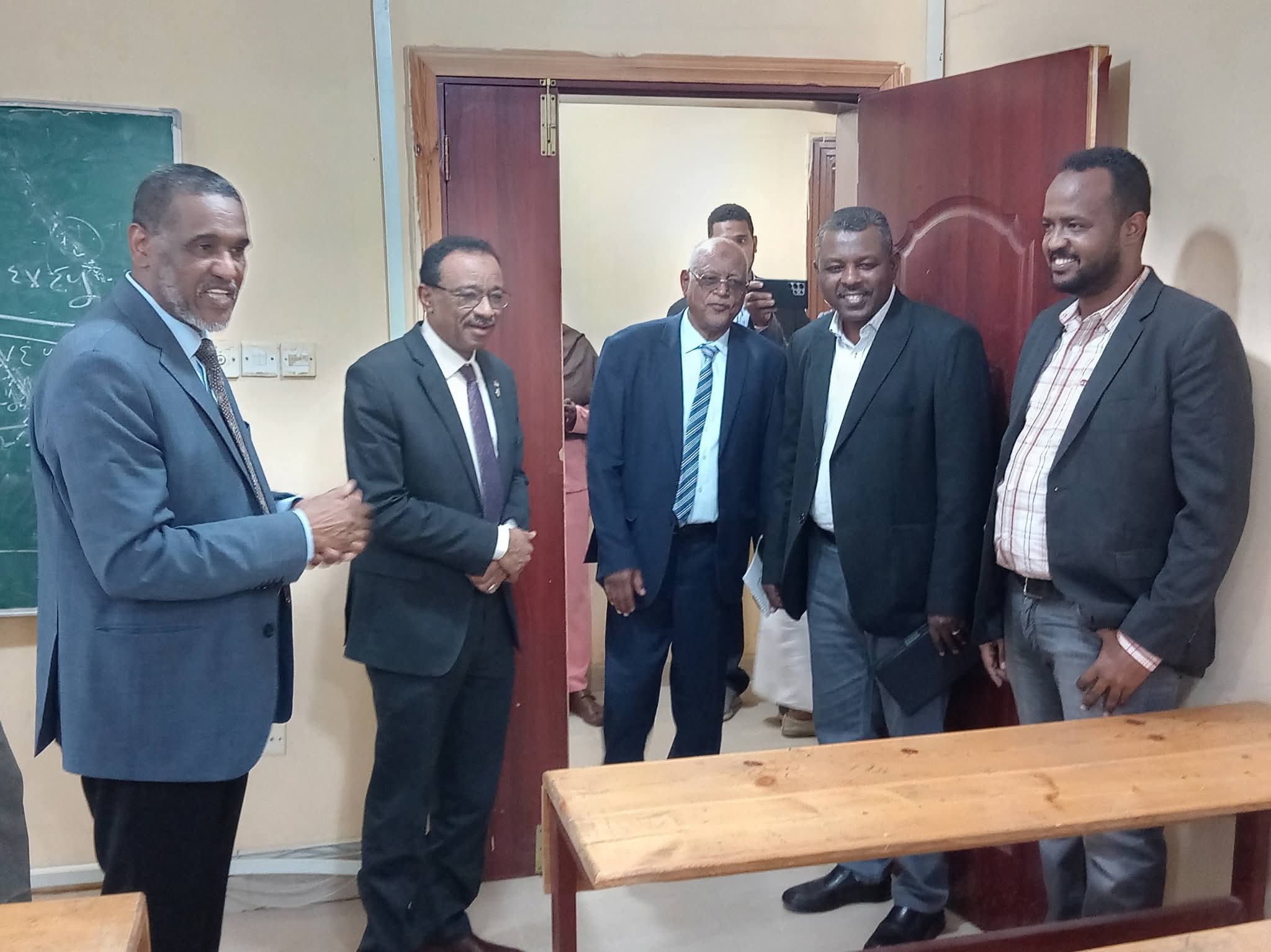 طاف الوزير والوفد المرافق له على القاعات والمعامل والمكتبات