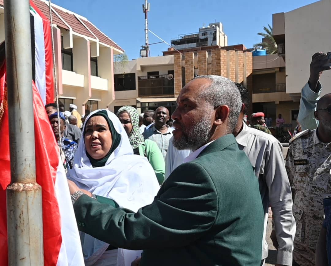 رفع علم السودان من داخل البرلمان احتفالا بالذكرى ال70