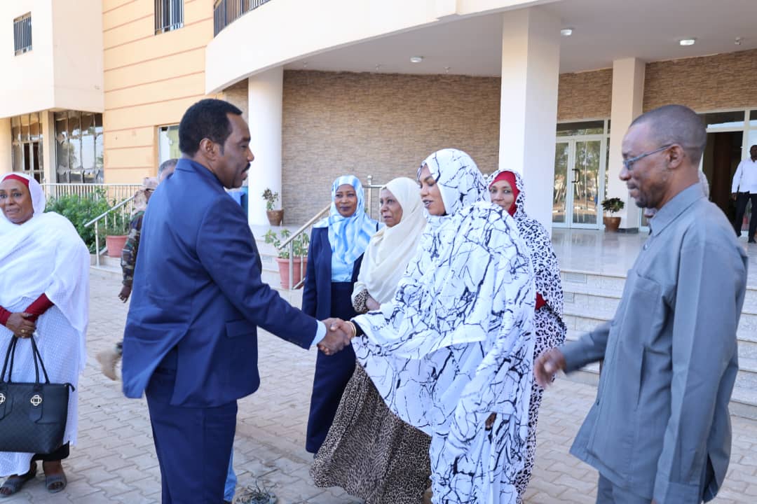 وأشاد بجهود العاملين بوزارة الموارد البشرية 