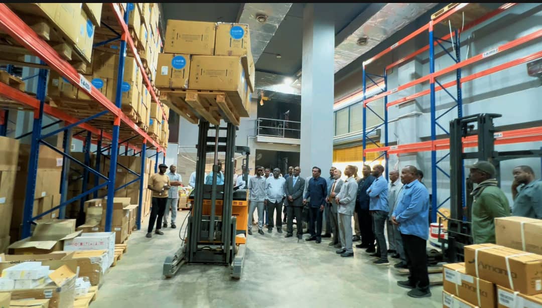 رئيس مجلس الوزراء ووزير الصحة الاتحادي  يتفقدان مخازن الأدوية المنقذة للحياة