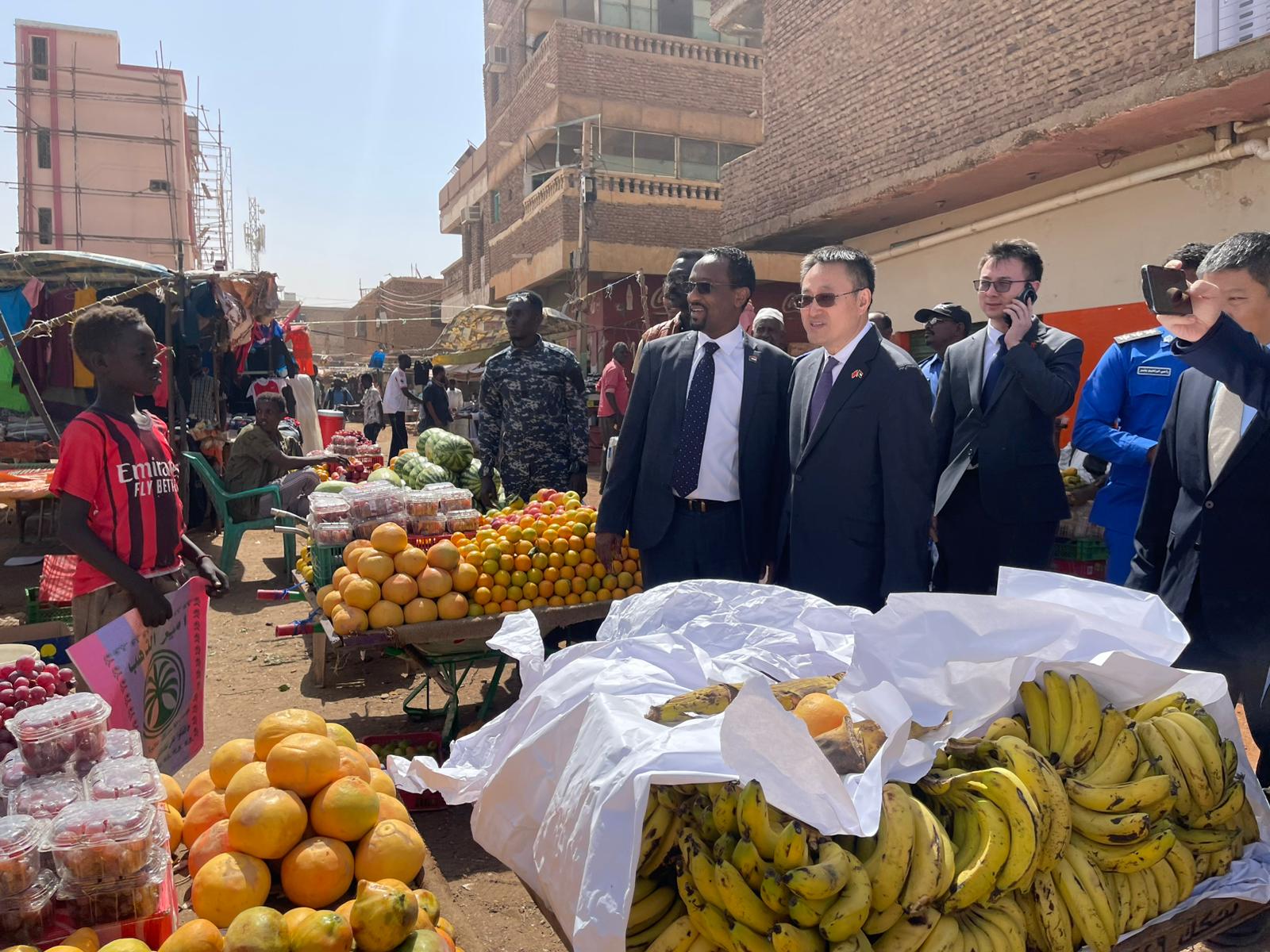 القائم بالأعمال الصيني يزور السوق المركزي، وموقف جاكسون، وقاعة الصداقة، وسوق أم درمان