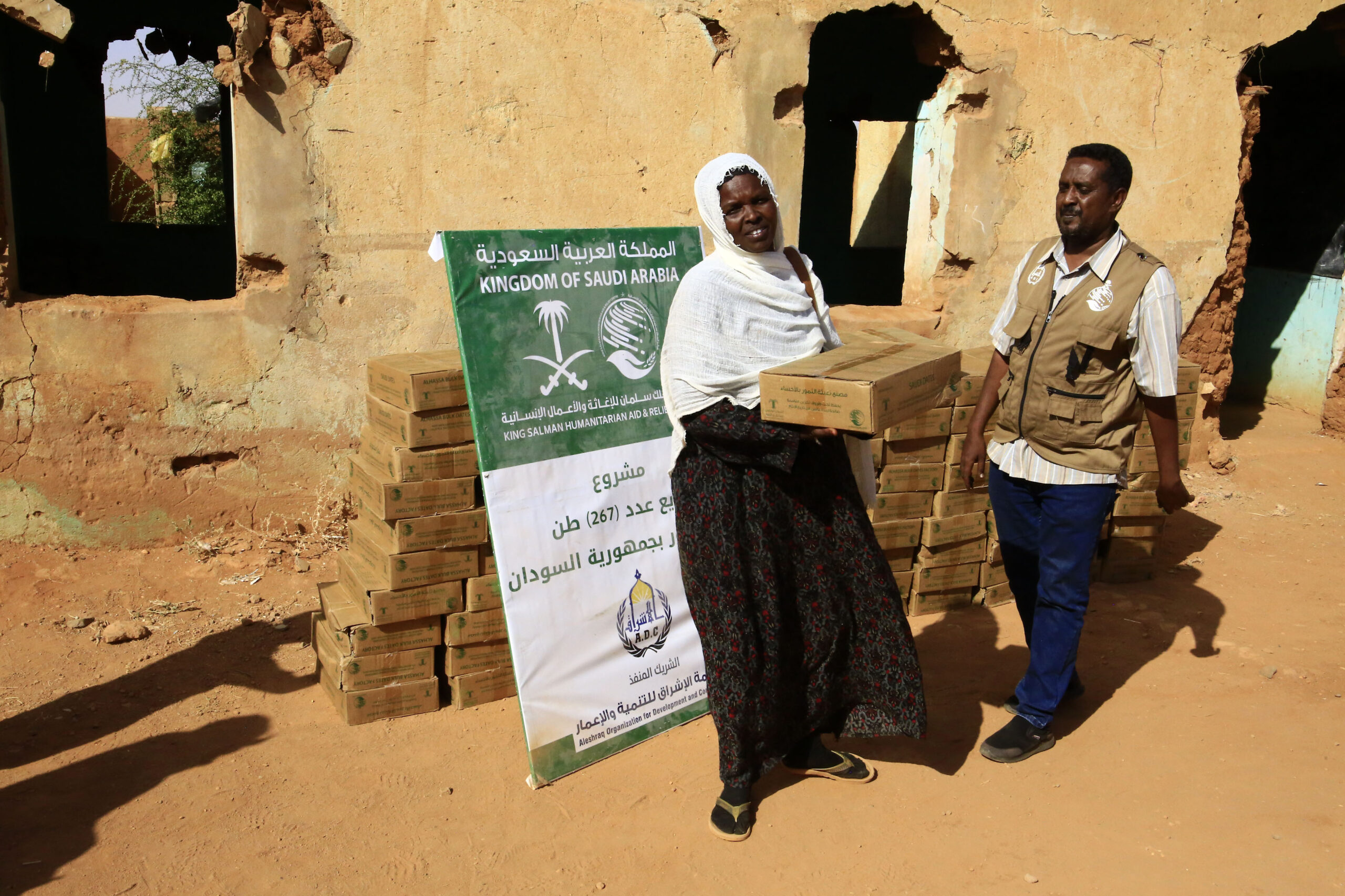 امرأة تحمل مواد غذائية 