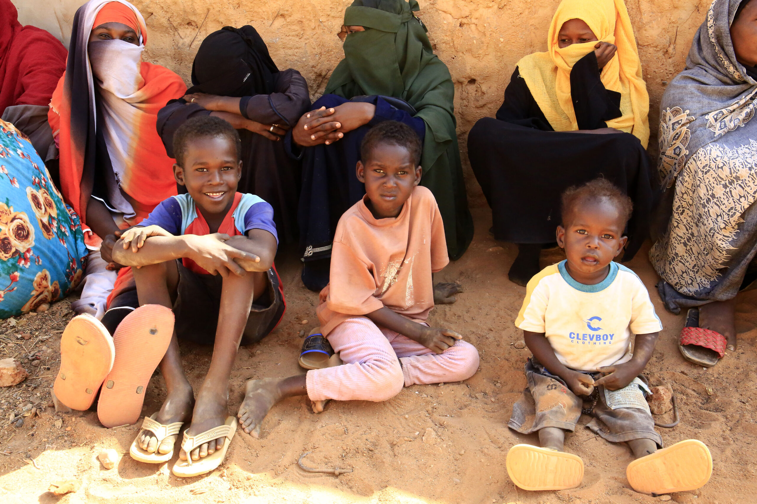 أطفال بانتظار تسلم مواد غذائية 