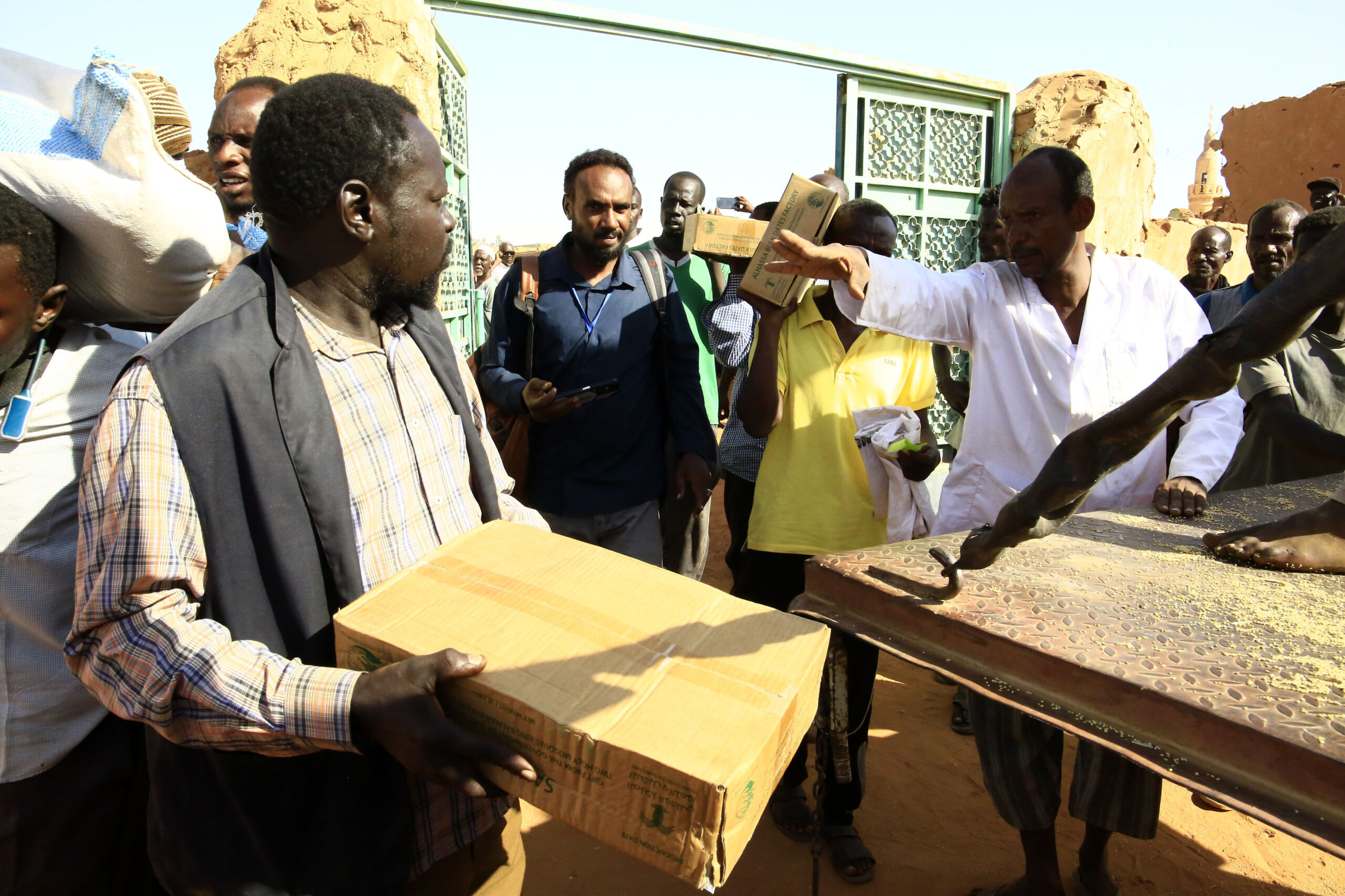 مواطن يحمل مواد غذائية 