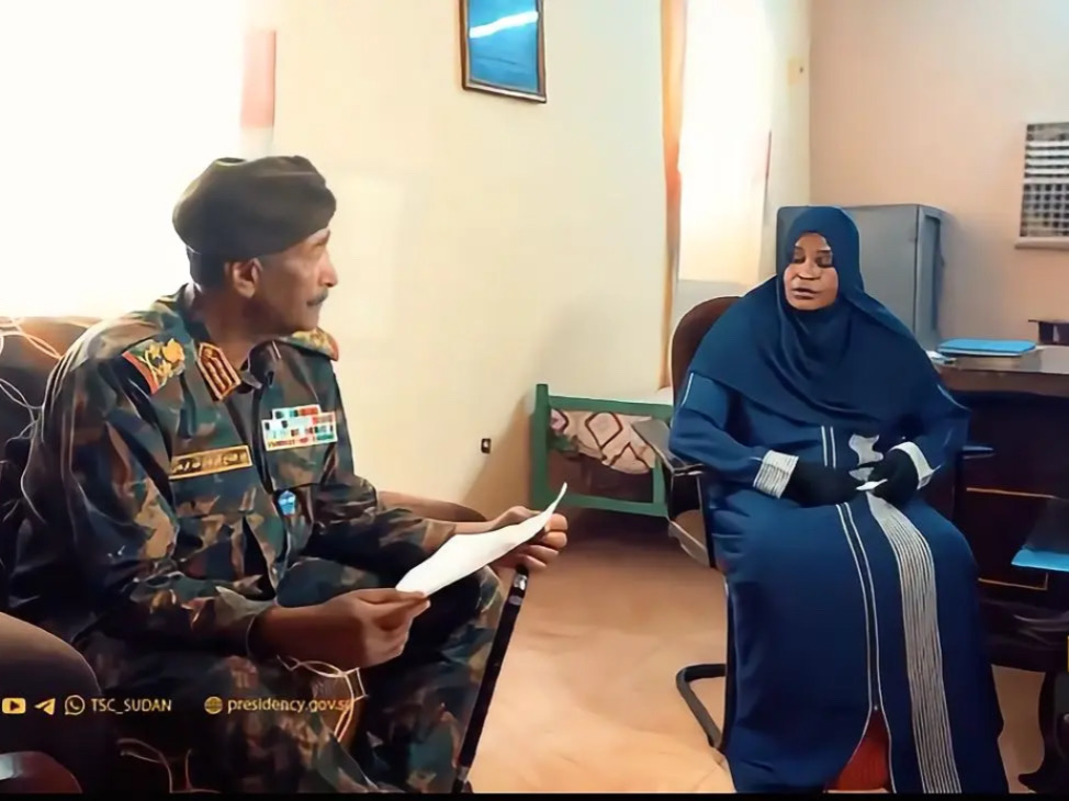 البرهان يزور سجن النساء بام درمان 