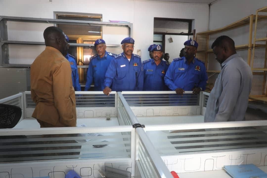 مدير عام الشرطة يتفقد مركز إيواء الجريف