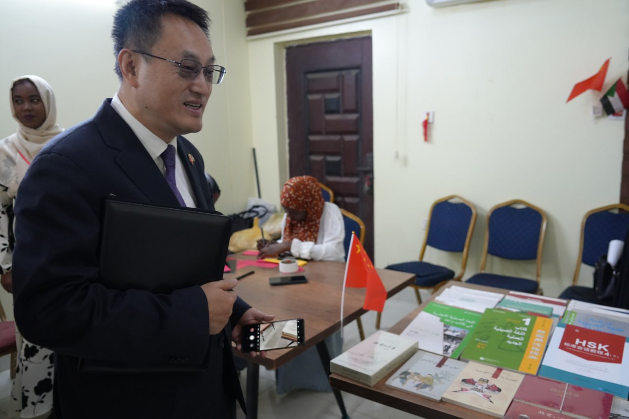 القائم بالأعمال الصيني أبدي دهشته لروعة الاحتفال 