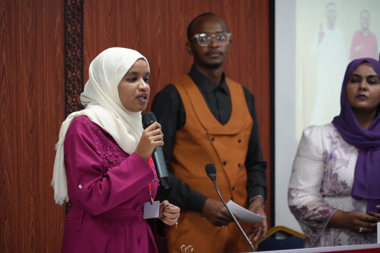 الطالبة سارة تلقي خطابا بالصينية خلال الاحتفال 