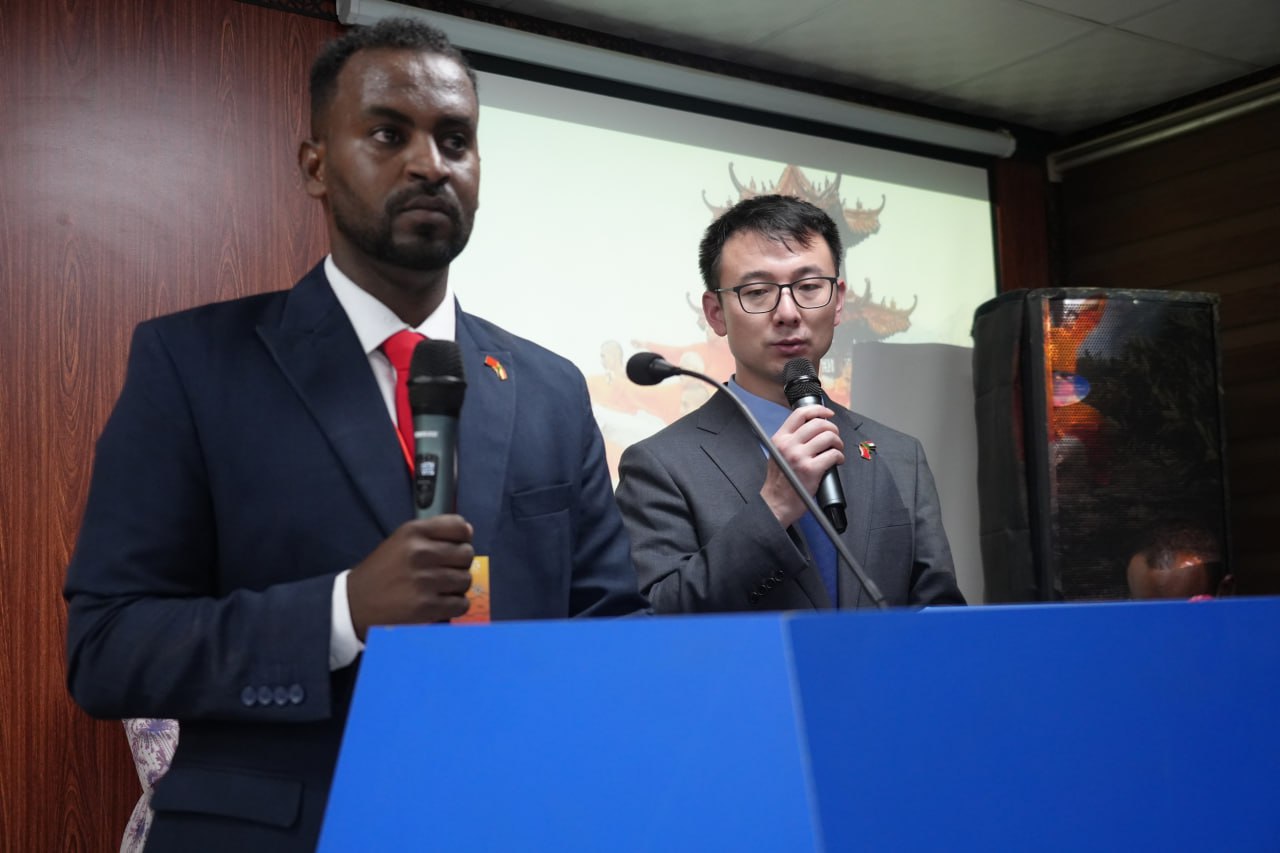 الأستاذ موفق عاطف يتحدث من علي المنصة الرئيسية 