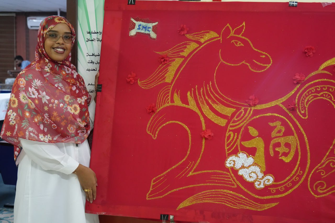 جدارية الحصان تلفت نظر الحضور 