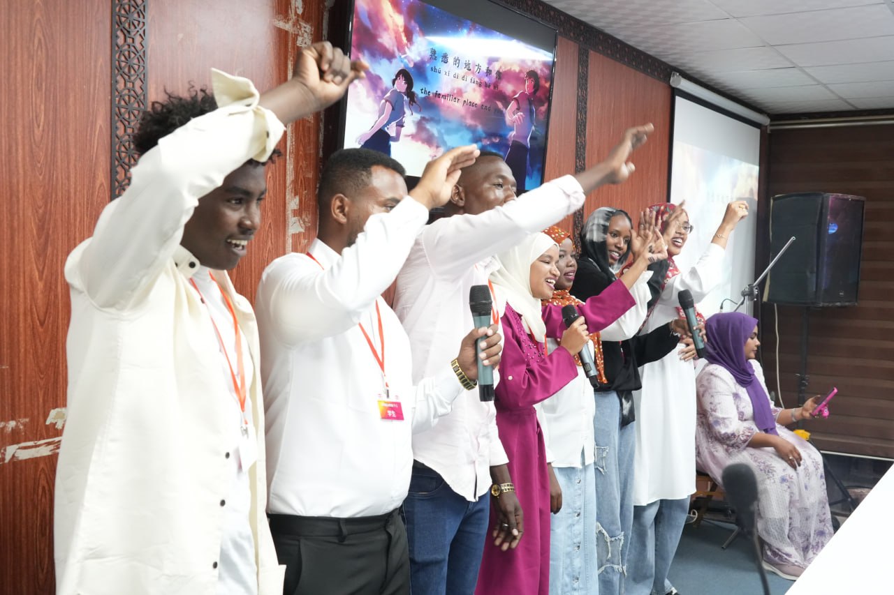 طلاب مركز الماندرين يؤدون اغنية الوداع 