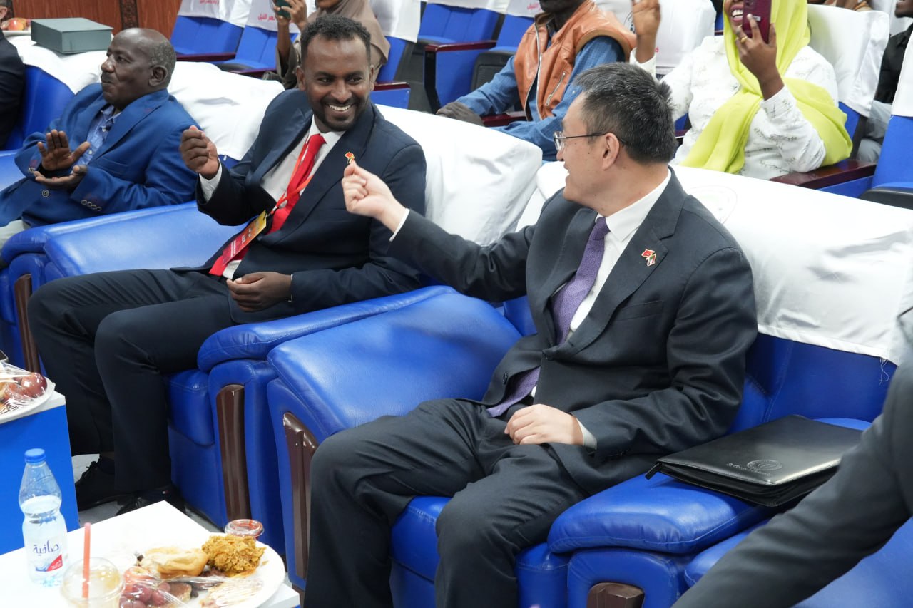 القائم بالأعمال الصيني ومدير مركز الماندرين يتفاعلان مع الاحتفال الكبير 