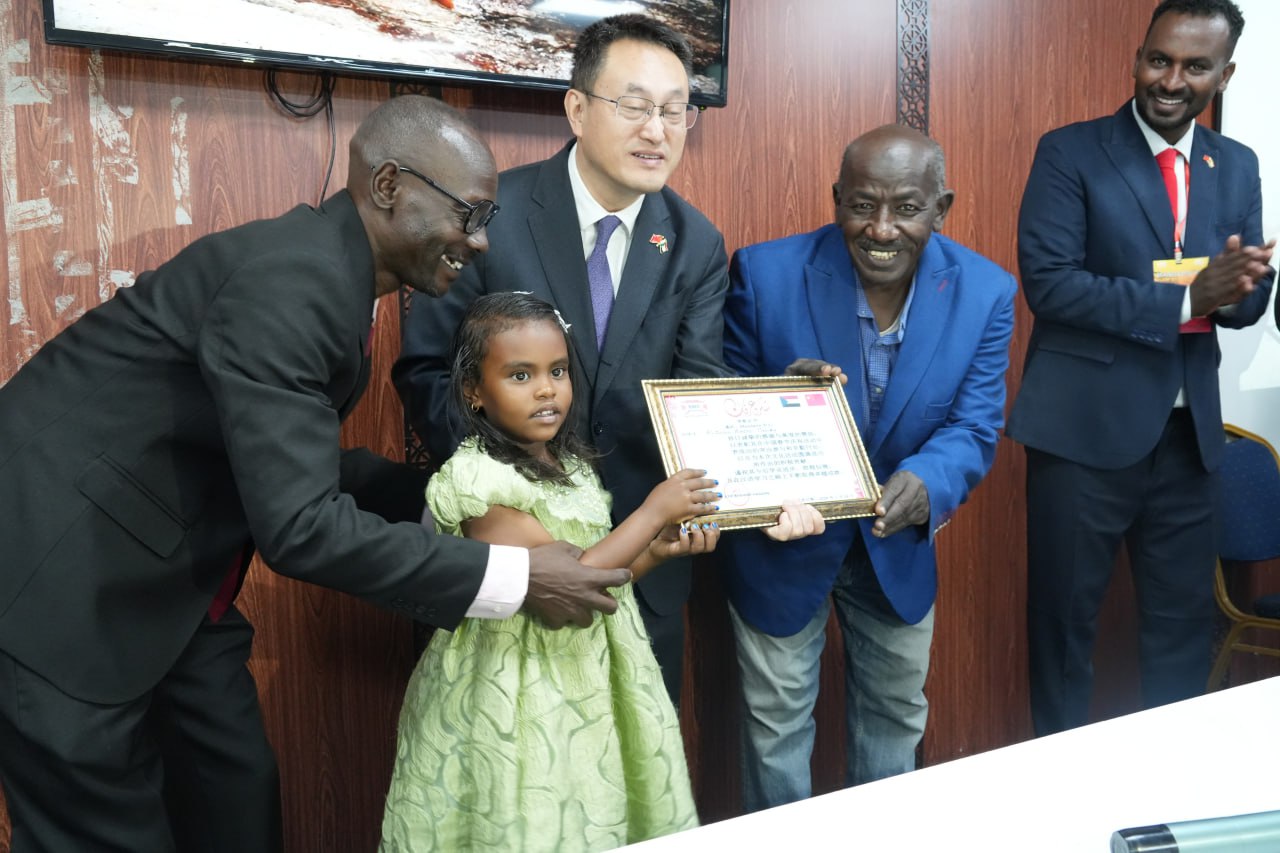 الطفلة (الزهو) تحظي بتكريم علي أداء أغنية (نمران) الصينية 