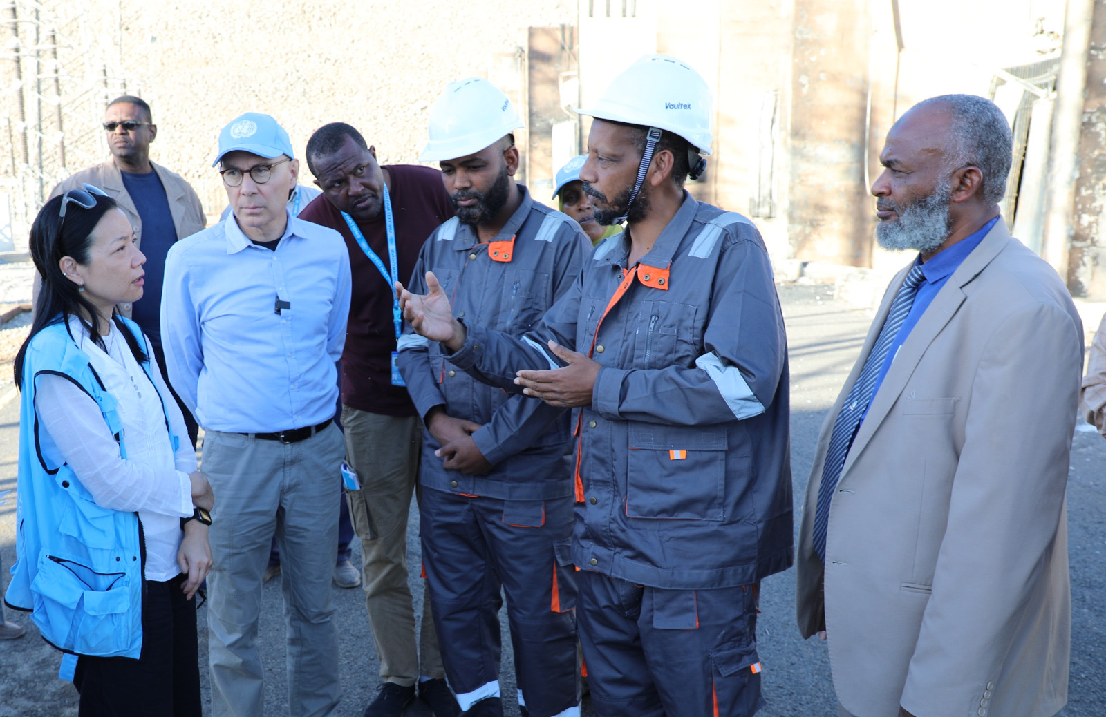 المفوض الأممي يستمع الي شرح عن الأضرار التي لحقت بالمحطة 