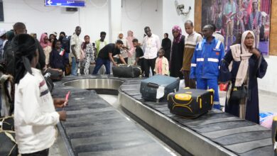 أول فوج من اللاجئين السودانيين يعود طوعاً من أوغندا 5 عائدون يتسلمون امتعتهم