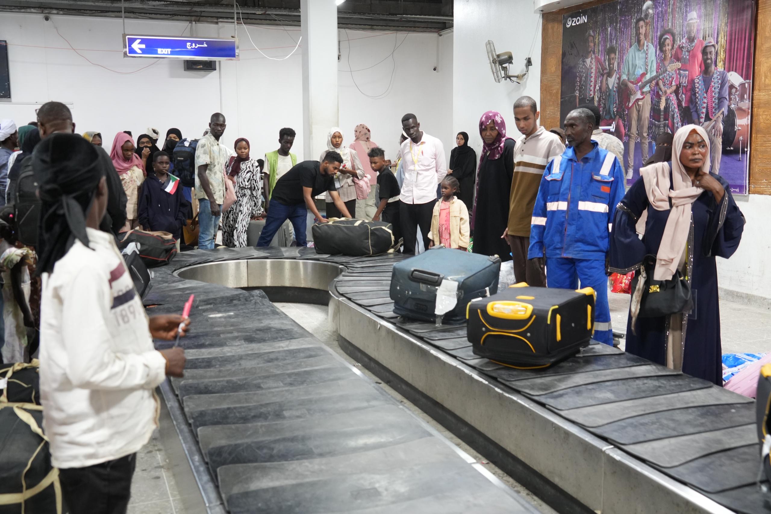 عائدون يتسلمون امتعتهم 