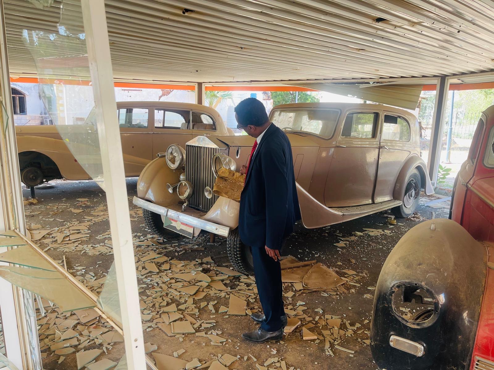 السيارات والمقتنيات التاريخية والأثرية تعرضت للدمار 