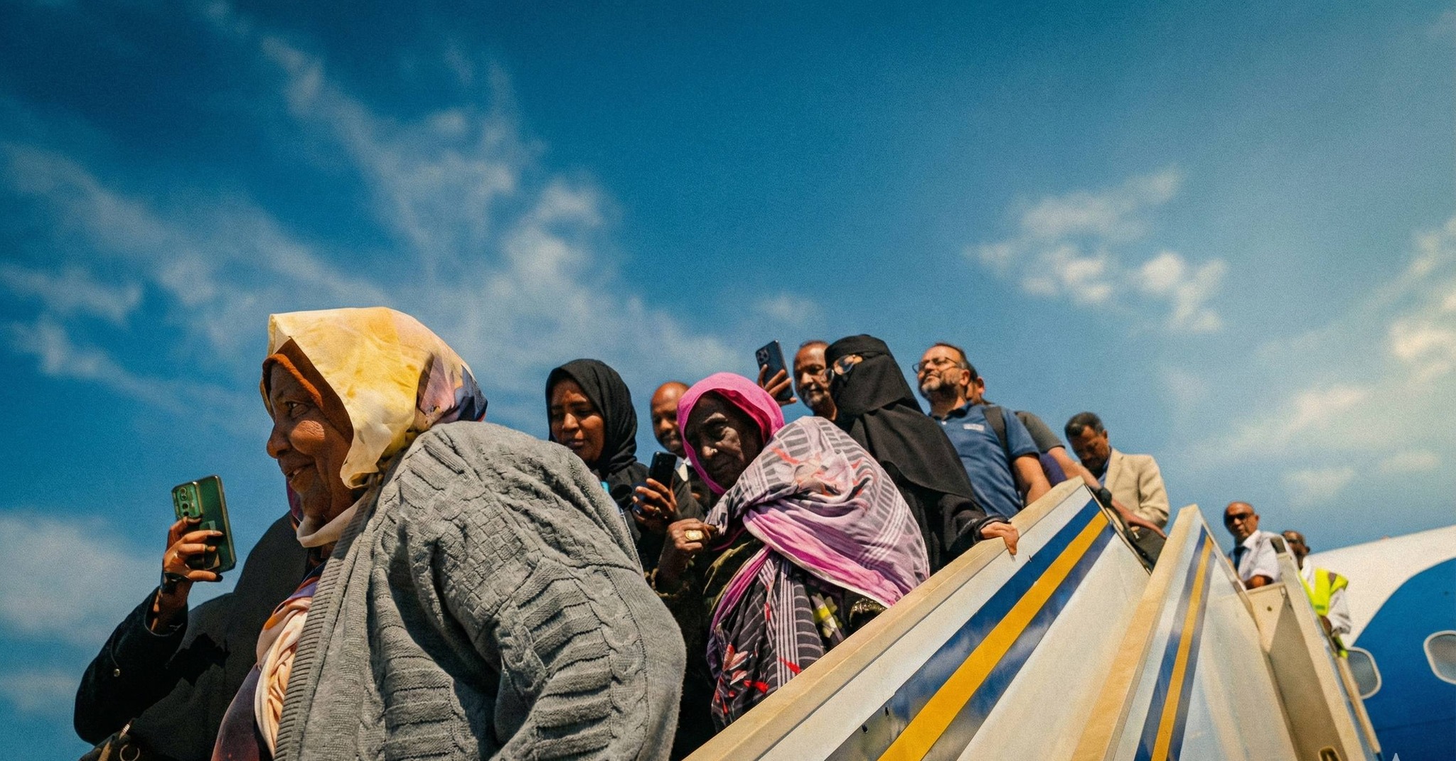 ركاب علي سلم الطائرة 