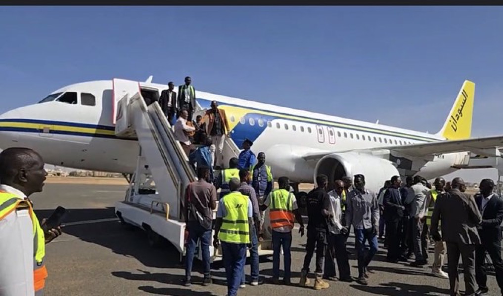 احتفال باول رحلة منذ الحرب 