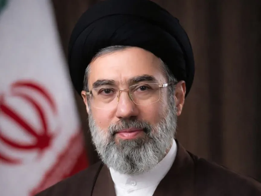 مجتبى خامنئي يخلف والده 