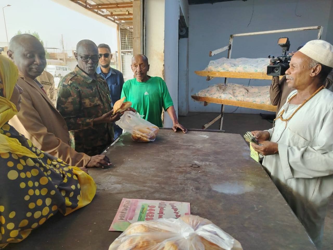 وقف الوالي  على عدد من المخابز باحياء بالولاية واطمأن على توفر الدقيق والأسعار التي تتفاوت من مخبز لاخر